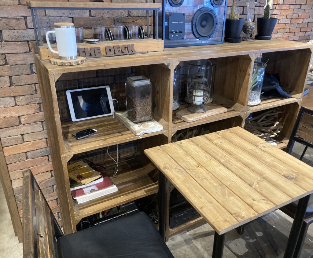 BMSG4thがトレーニー時代にロケしたコーヒー・パイ専門店はTHE DECK COFEE & PIE!座った席はレジの真横の席!