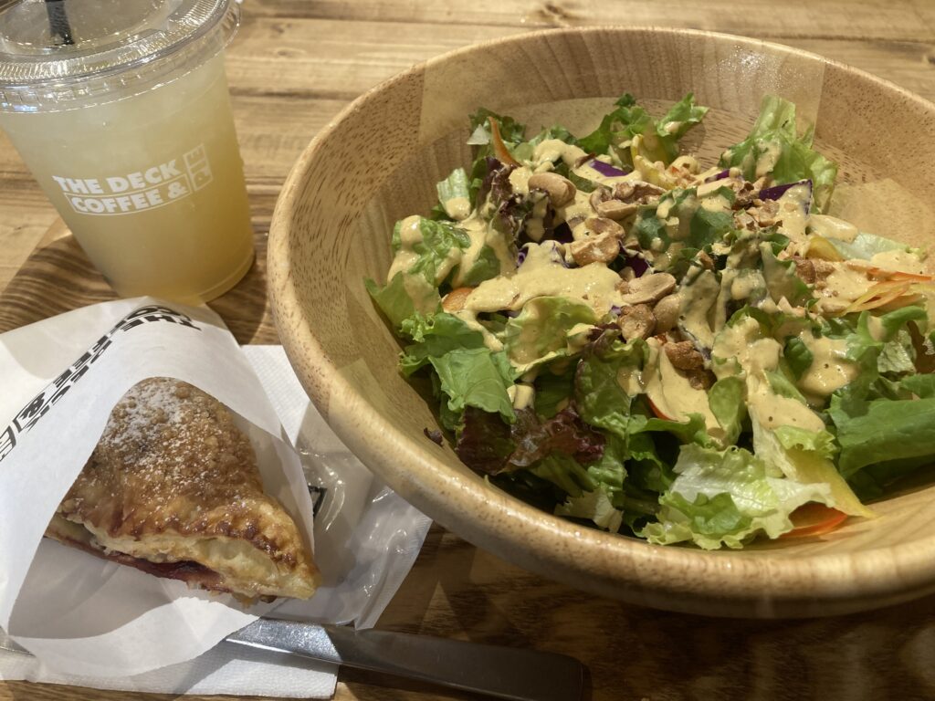 BMSG4thがトレーニー時代にロケしたコーヒー・パイ専門店はTHE DECK COFEE & PIE!ライキが注文したのはチェリークリームチーズパイとアップルジュース!