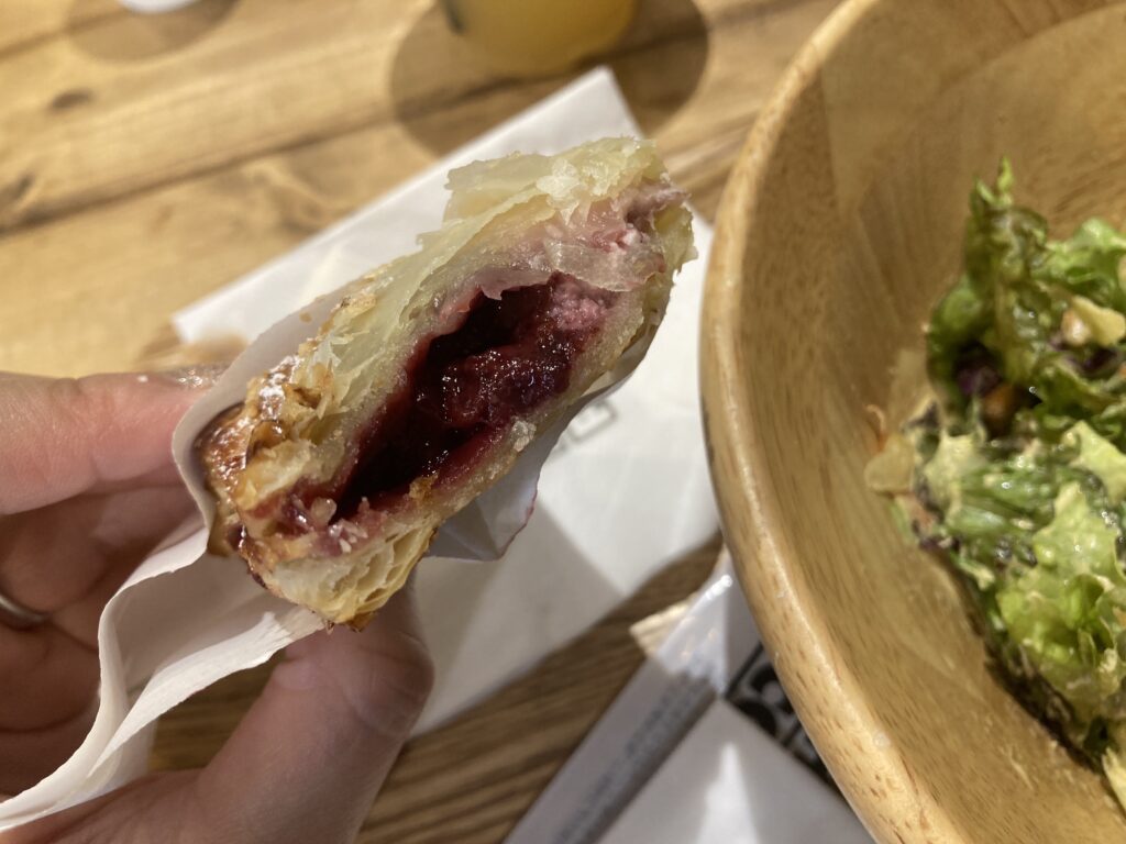 BMSG4thがトレーニー時代にロケしたコーヒー・パイ専門店はTHE DECK COFEE & PIE!ライキが注文したのはチェリークリームチーズパイとアップルジュース!