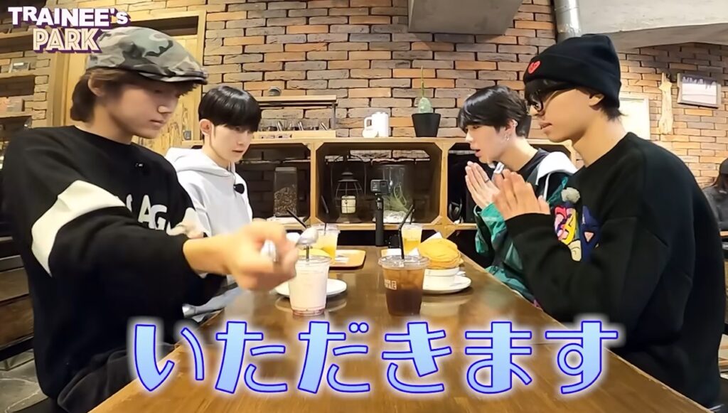 BMSG4thがトレーニー時代にロケしたコーヒー・パイ専門店はTHE DECK COFEE & PIE!座った席はレジの真横の席!